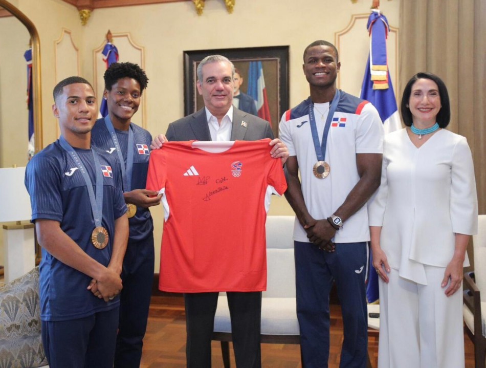 Presidente Luis Abinader recibe a medallistas ol&iacute;mpicos de la RD