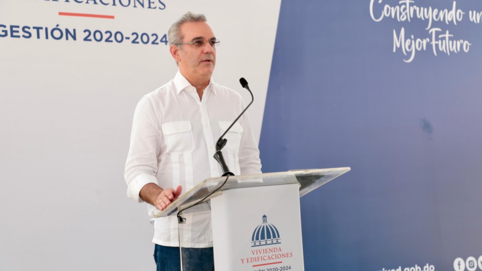 Presidente Luis Abinader anuncia construcción de 4 mil nuevas aulas para el año 2025