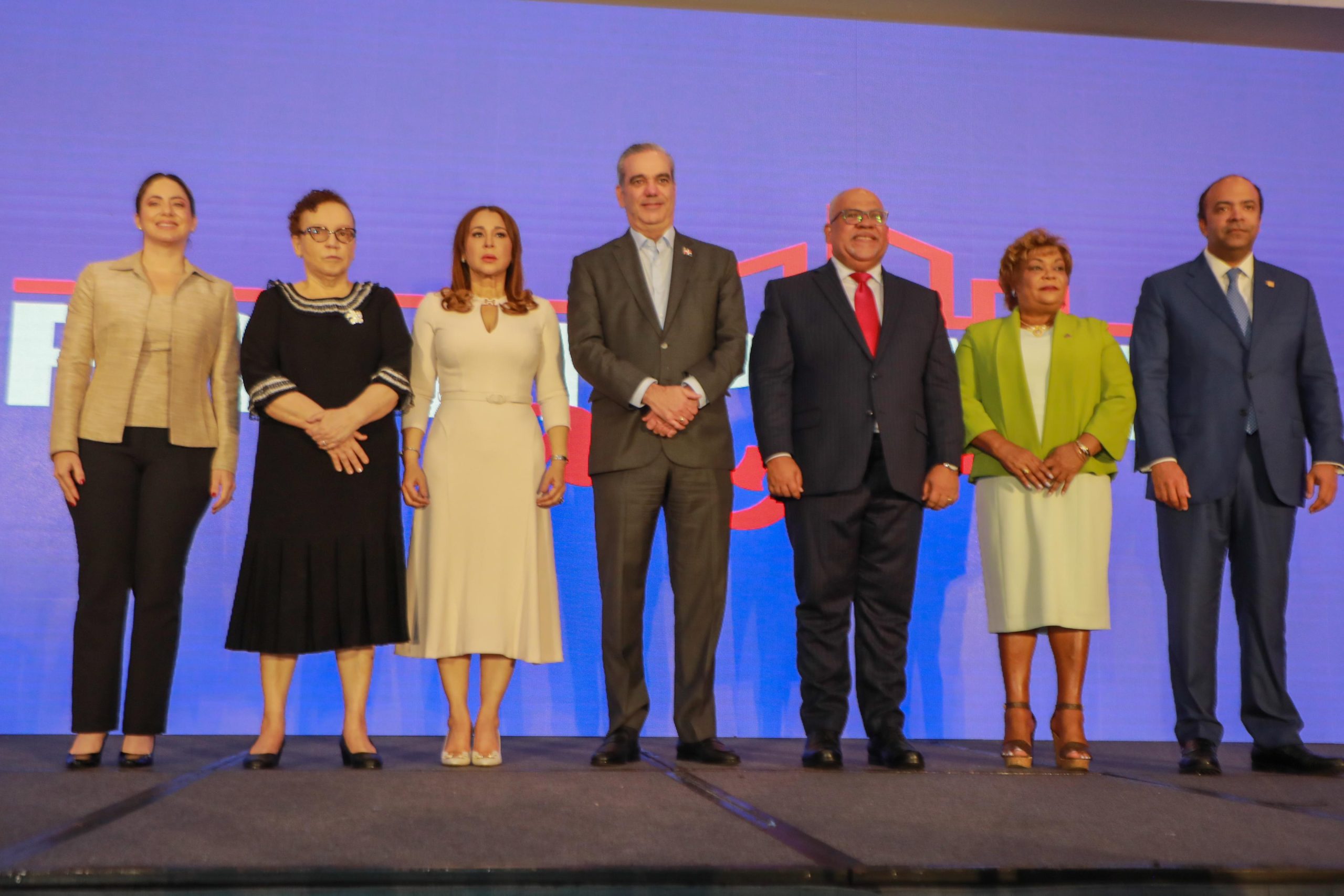 Presidente Abinader anuncia programa "T&uacute; Firma Es Tu Garant&iacute;a", dedicado a mujeres microempresarias con una primera partida de RD$1,000 millones*