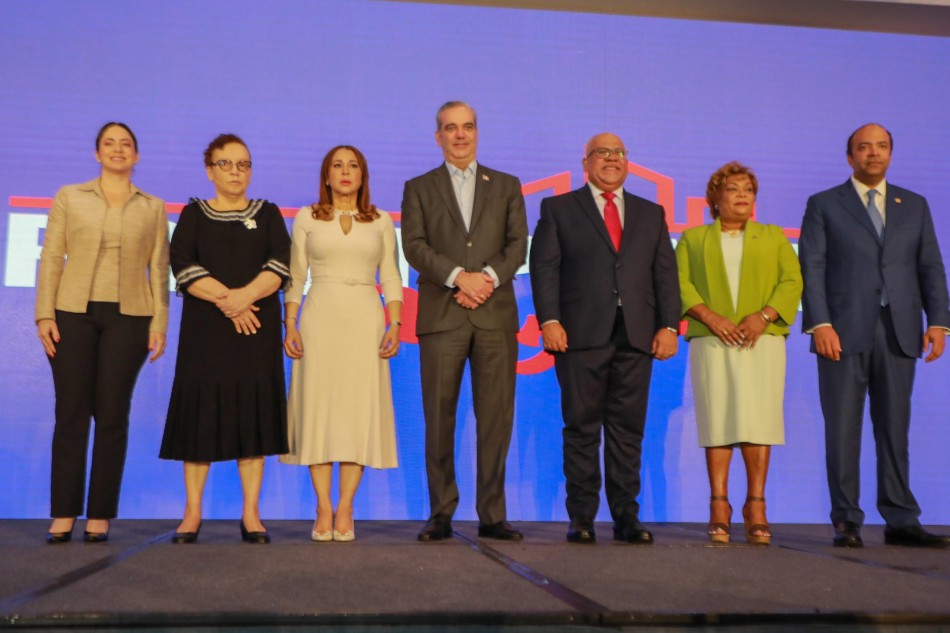 Presidente Abinader anuncia programa "Tú Firma Es Tu Garantía", dedicado a mujeres microempresarias con una primera partida de RD$1,000 millones*