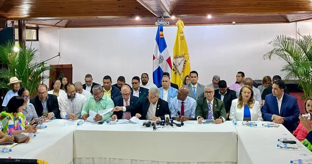 CMD y ARS firman acuerdo para entrega c&oacute;digos m&eacute;dicos a emergeci&oacute;logos y radi&oacute;logos