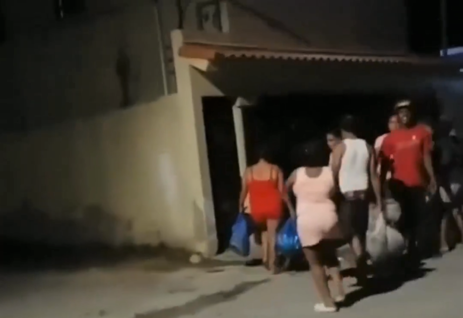 Comunitarios del municipio Boca Chica decidieron llevar la basura hasta la puerta de la residencia del alcalde Ferm&iacute;n Brito Rinc&oacute;n