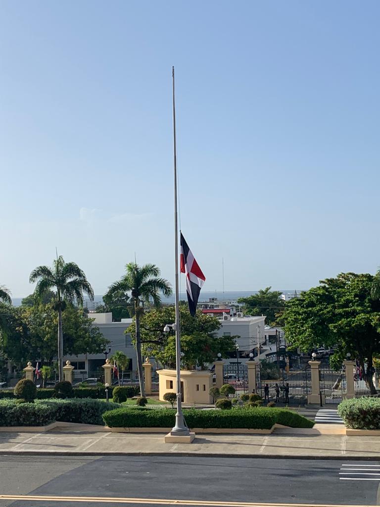 Bandera de Palacio Nacional ondea a media asta por v&iacute;ctimas de explosi&oacute;n de San Crist&oacute;bal