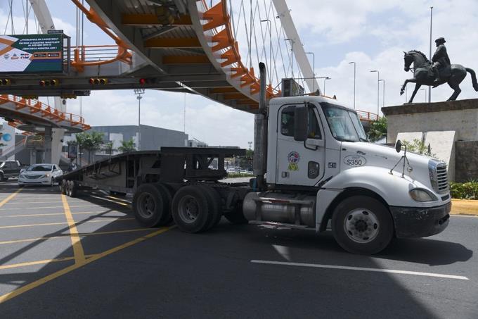 Camiones y motoristas sin control crean caos en las v&iacute;as p&uacute;blicas