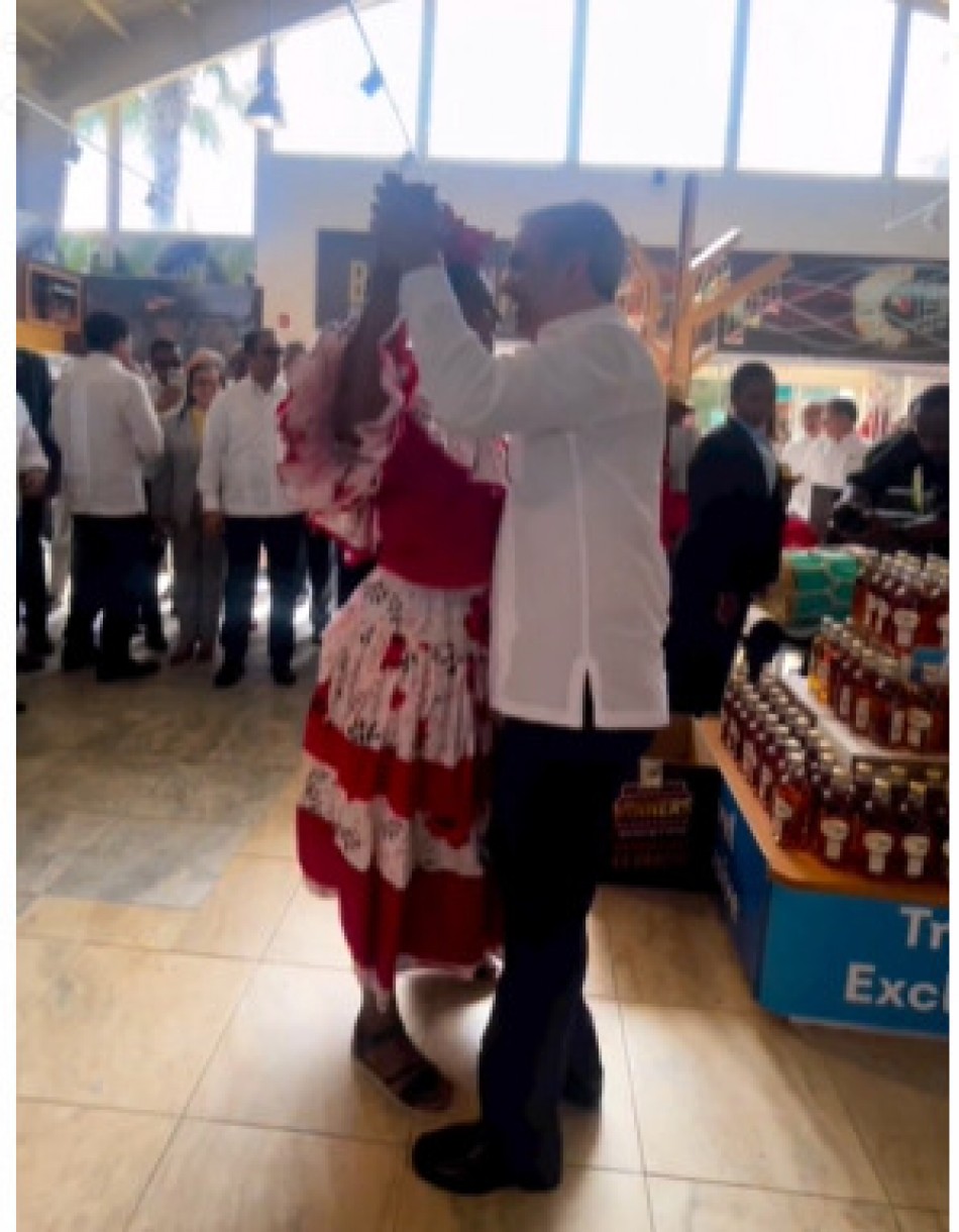 Con unos pasitos Abinader se une a celebraci&oacute;n del D&iacute;a Nacional del Merengue