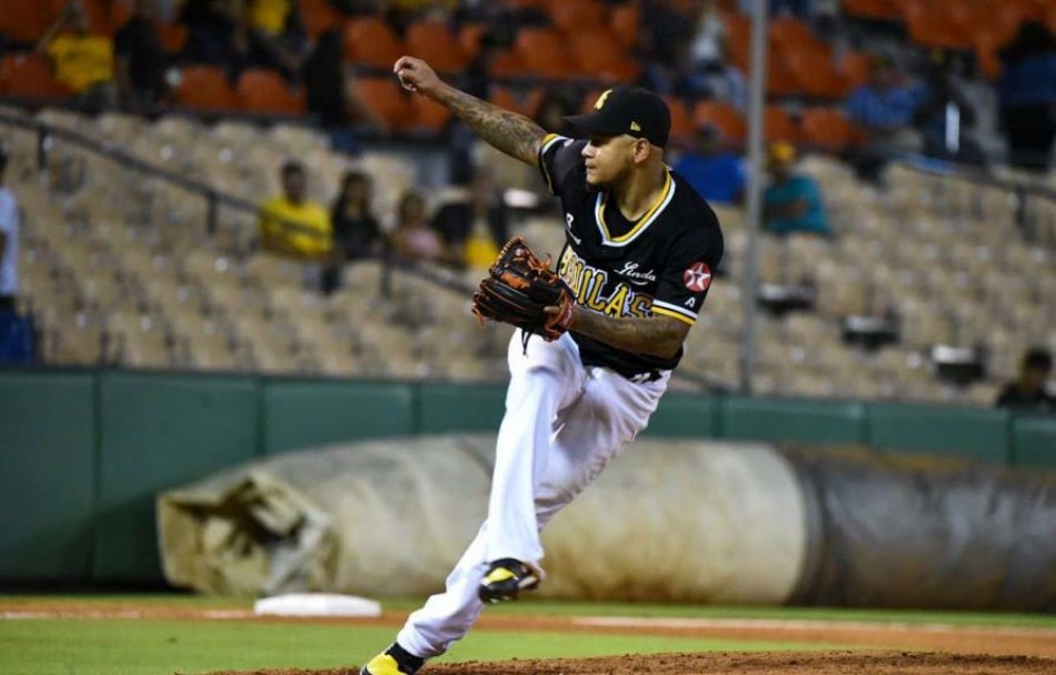 &Aacute;guilas vencen a Toros y asumen primer lugar; Escogido triunfa