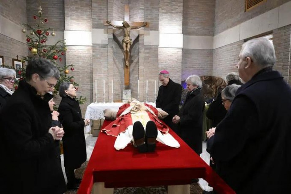 Cat&oacute;licos despiden al papa Benedicto XVI