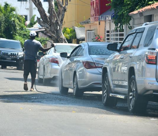 Los lavaderos improvisados permanece pese a la sequ&iacute;a
