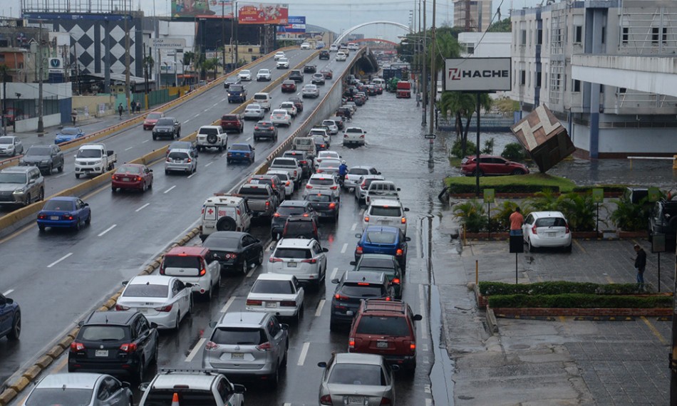 Franklin se hace sentir con innundaciones en Gran Santo Domingo