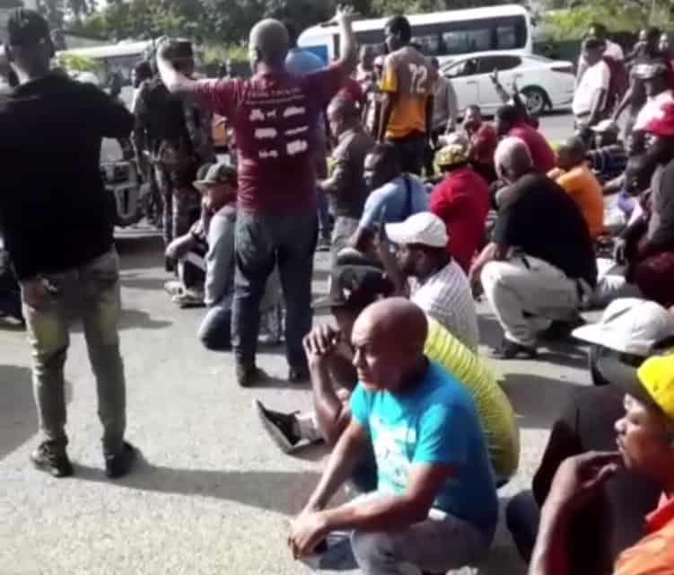 Choferes paralizan transporte en el corredor Charles Gaulle en protesta
