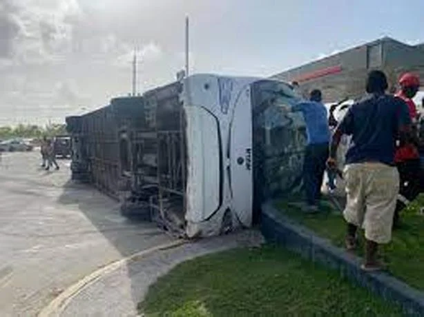 Cierran tramo de carretera donde ocurri&oacute; accidente de autob&uacute;s en B&aacute;varo