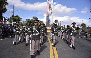 Cientos disfrutan del poder&iacute;o militar de la naci&oacute;n en desfile del 180 aniversario de Independencia