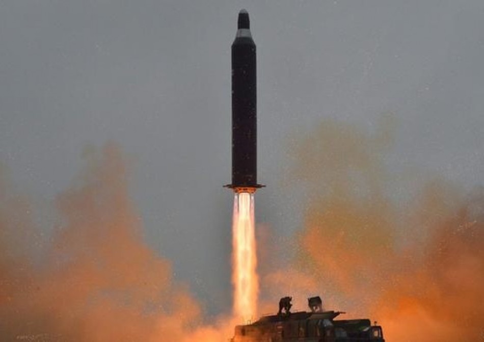 Corea del Norte lanza dos misiles bal&iacute;sticos hacia sus aguas