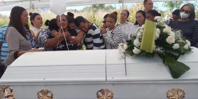 Con pesar La Vega da el &uacute;ltimo adi&oacute;s a Yasiris, la joven que muri&oacute; en derrumbe de edificio