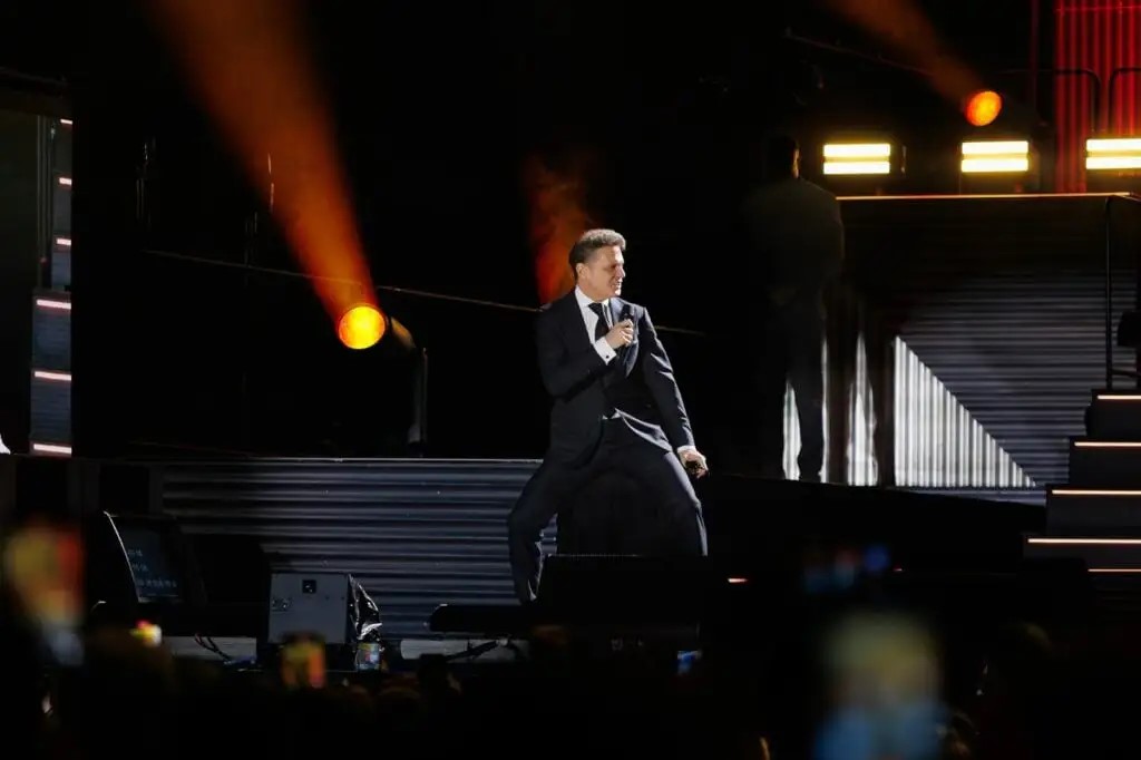Luis Miguel brill&oacute; la noche del jueves como el mismo Sol en el Estadio Ol&iacute;mpico 
