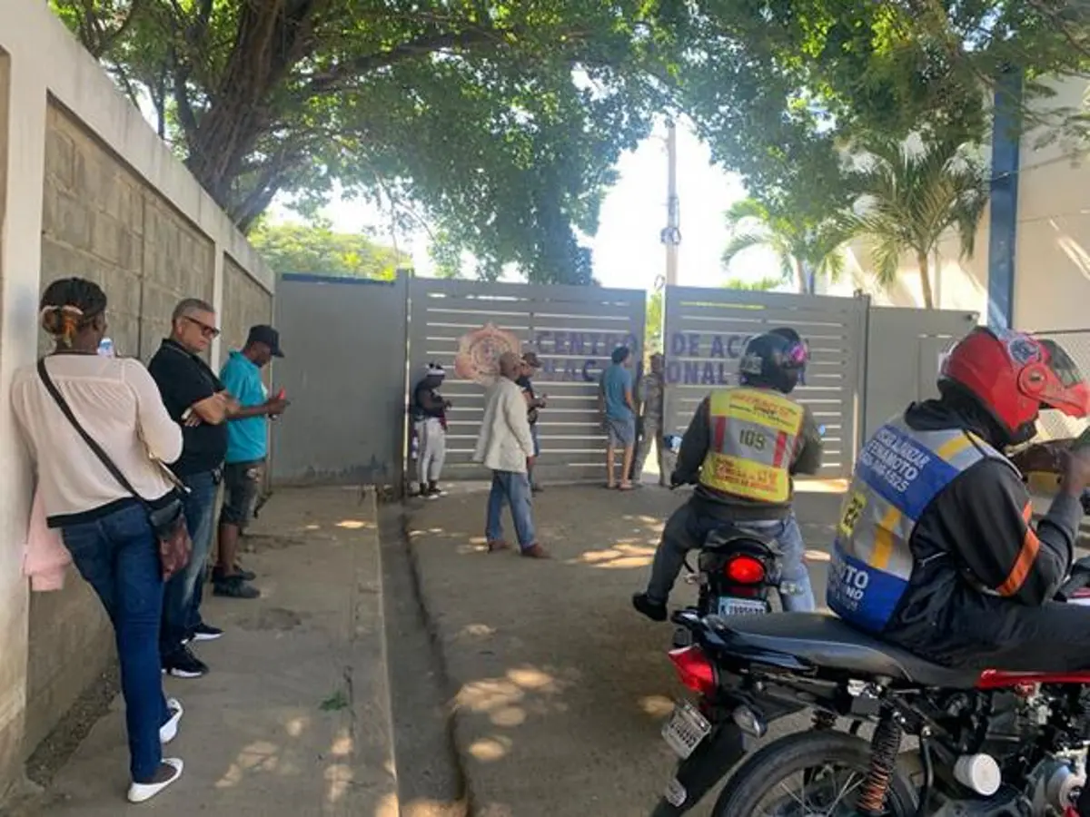 Dejan salir del &ldquo;vacacional&rdquo; a haitianos ilegales retenidos