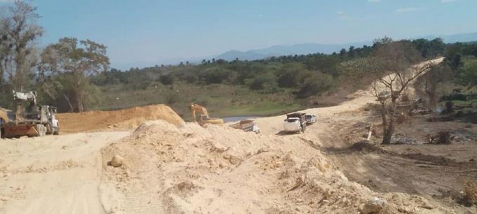 Contin&uacute;a muro en Laguna Saladilla, pese a suspensi&oacute;n