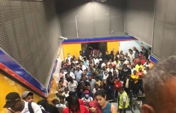 Decenas de pasajeros quedaron varados en la segunda l&iacute;nea del Metro 
