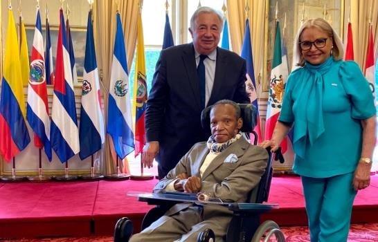 Senado de Francia entrega medalla de reconocimiento al artista pl&aacute;stico dominicano Vicente Pimentel