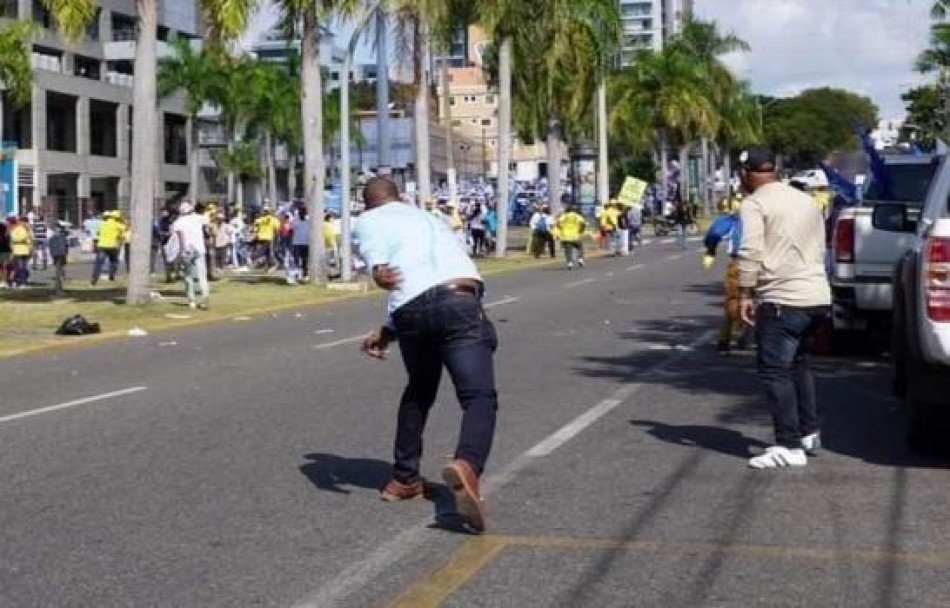 Surgen enfrentamientos entre grupos reeleccionistas y manifestantes del 30 % de las AFP