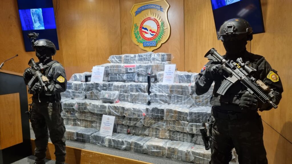 Incautan 806 paquetes presumiblemente coca&iacute;na; arrestan tres