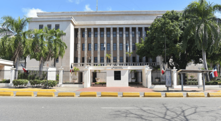 Minerd asegura continuar&aacute; di&aacute;logo