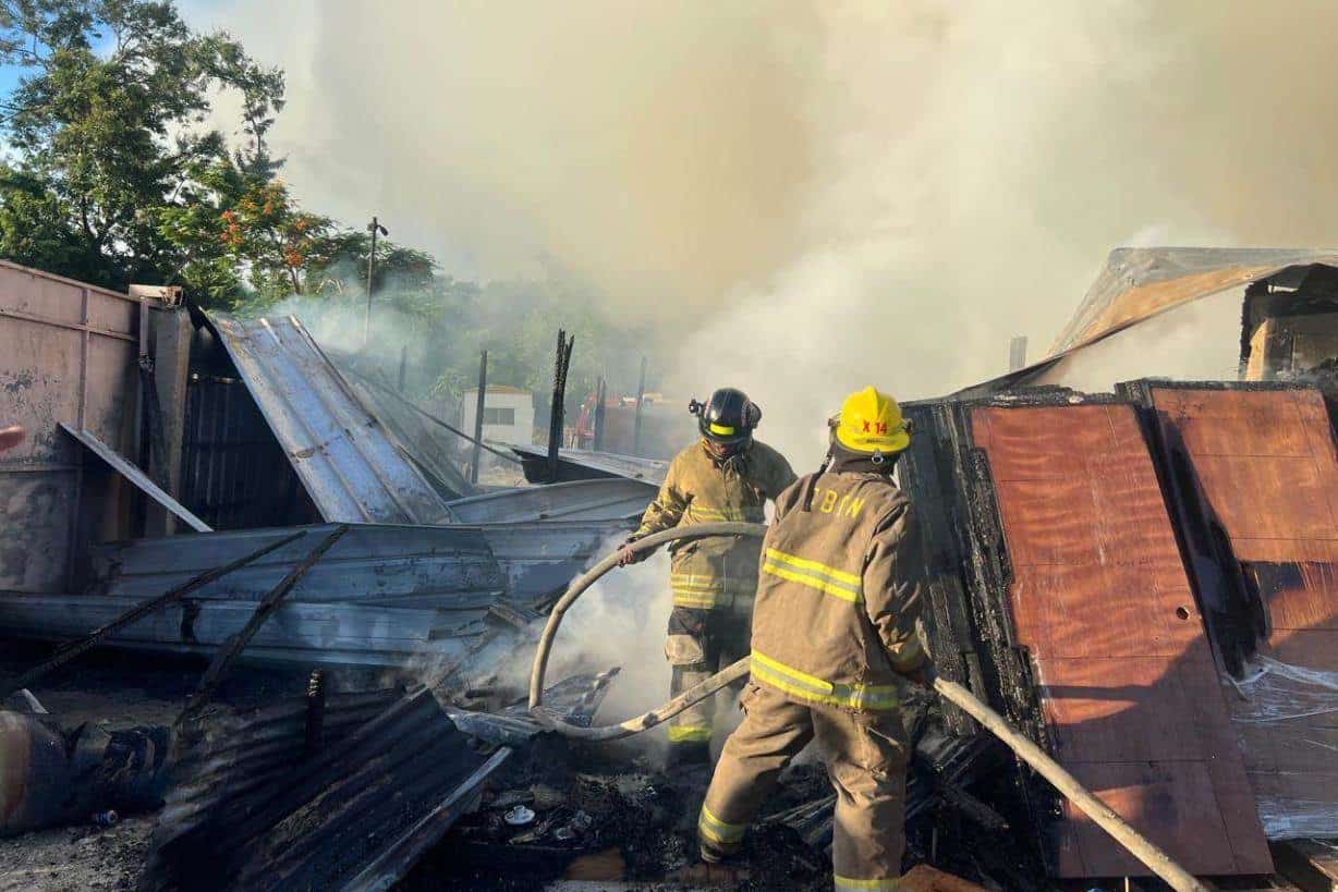 Un incendio afecta el almac&eacute;n de una constructora en Arroyo Hondo