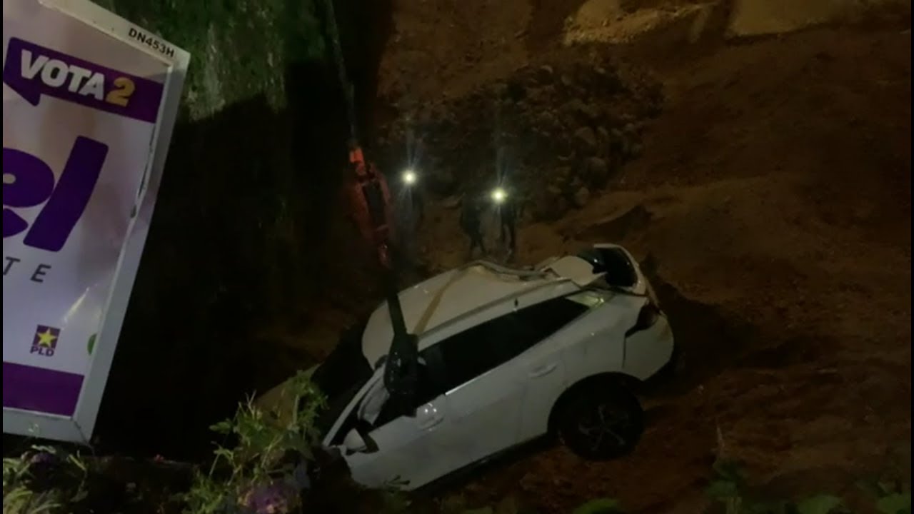 Jeepeta cae en una excavaci&oacute;n y rescatan conductora con vida en la Av Anacaona