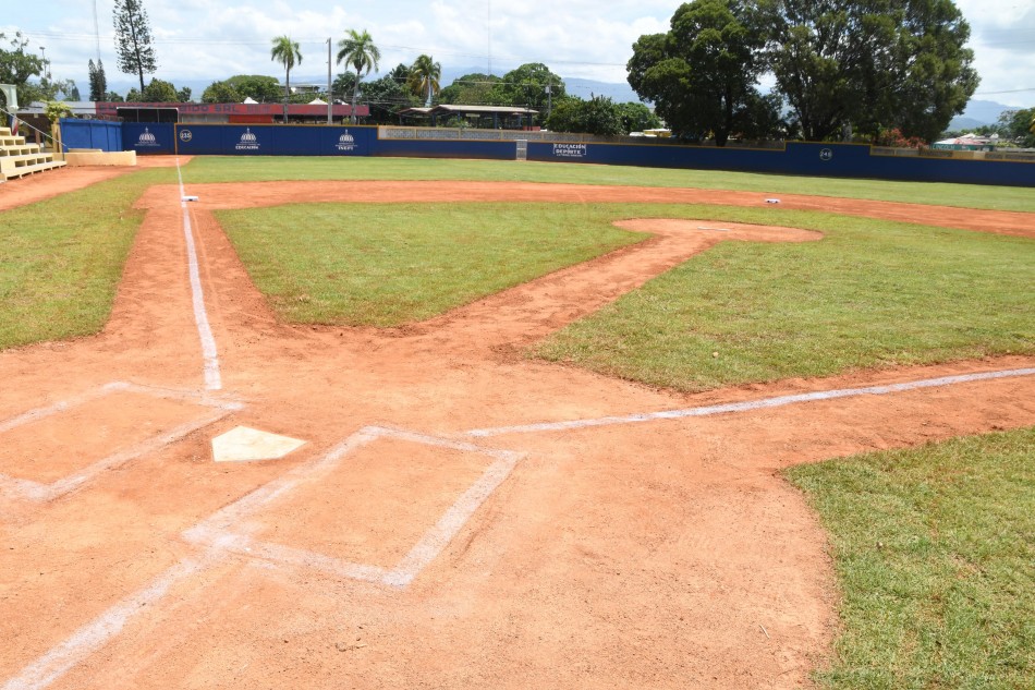 INEFI entrega remozado estadio de b&eacute;isbol a la Escuela Primaria Francisco Del Rosario S&aacute;nchez, en San Juan de la Maguana