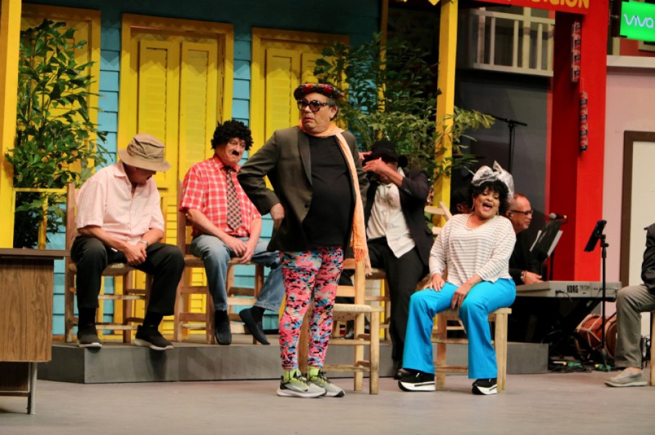 "La Escuelota" en el Teatro Nacional recibe risas y aplausos del p&uacute;blico 