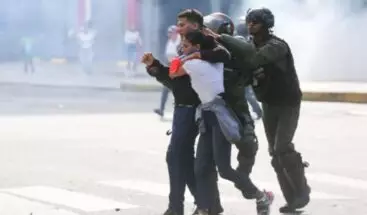 Venezolanos vuelven a la embajada para protestar por resultados electorales de su pa&iacute;s