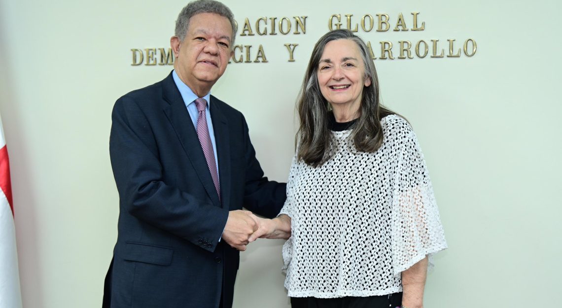 Leonel Fern&aacute;ndez se re&uacute;ne con miembros Centro Carter, ONU y de la UE