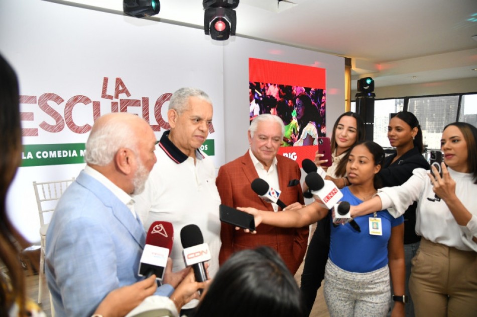 &ldquo;La Escuelota&rdquo; tendr&aacute; nuevo director, Jochy Santos, y a unos &ldquo;carpetosos&rdquo; alumnos en el Teatro Nacional
