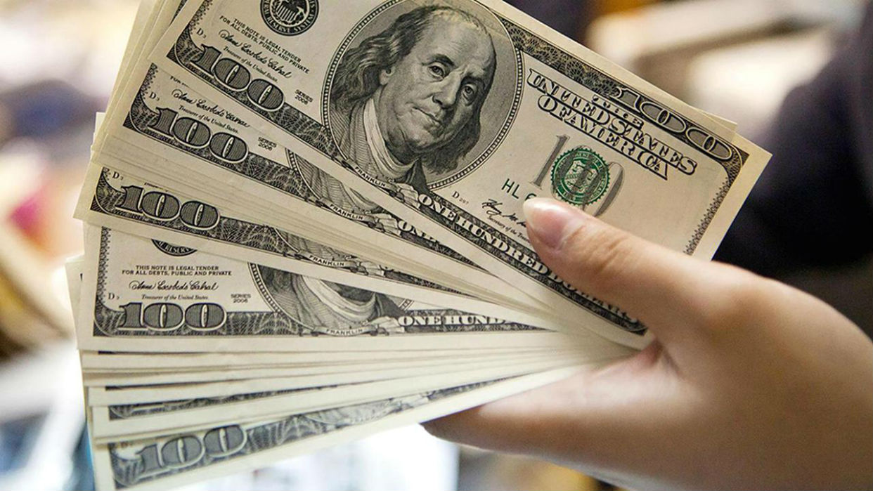 El d&oacute;lar baja de los 56 pesos para la venta y se sit&uacute;a en 55.93