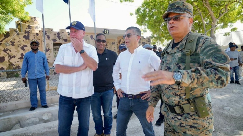 Ministro de Defensa y otros altos mandos recorren frontera