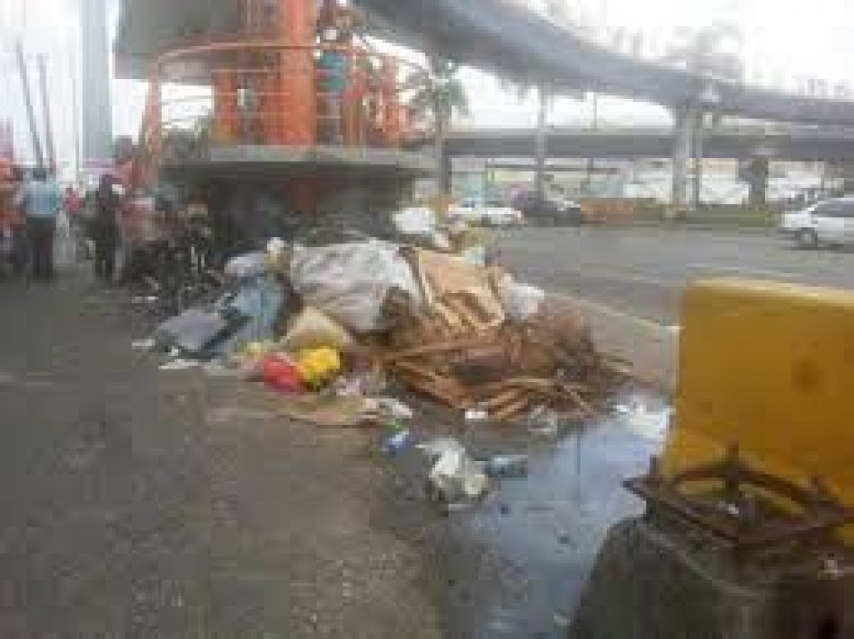 Puente peatonal de la Kennedy con Gómez se encuentra lleno de basura