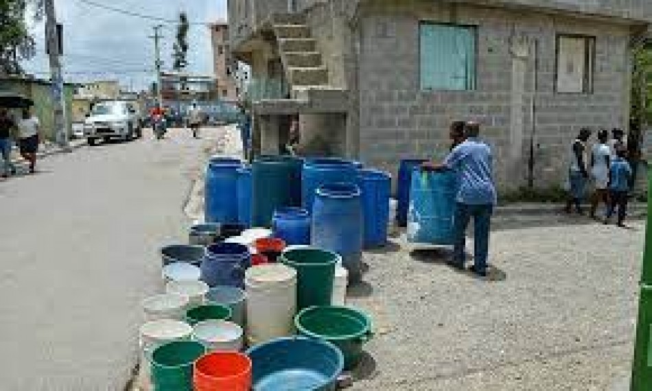 La crisis del  suministro de agua contin&uacute;a en los barrios
