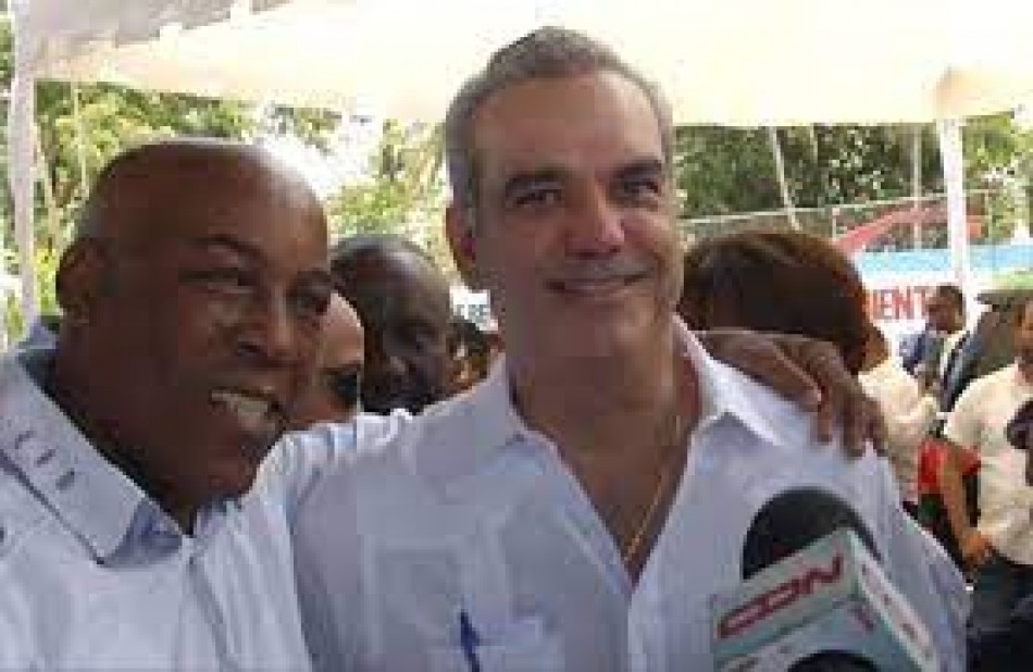 Presidente Abinader reh&uacute;sa referirse a robo en veh&iacute;culos en SFM