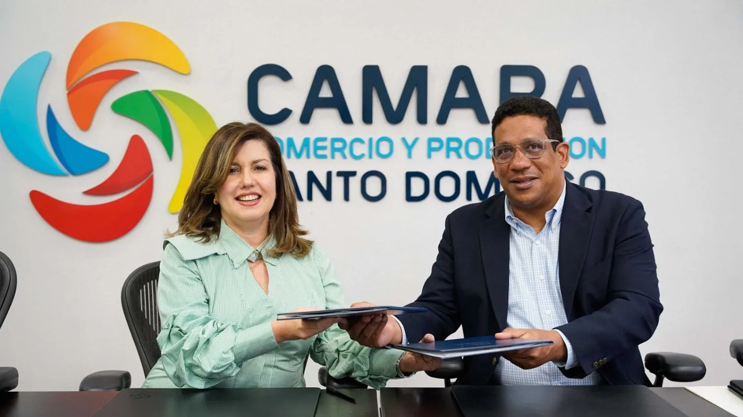 C&aacute;mara de Comercio de Santo Domingo y Contrataciones P&uacute;blicas firman acuerdo de colaboraci&oacute;n