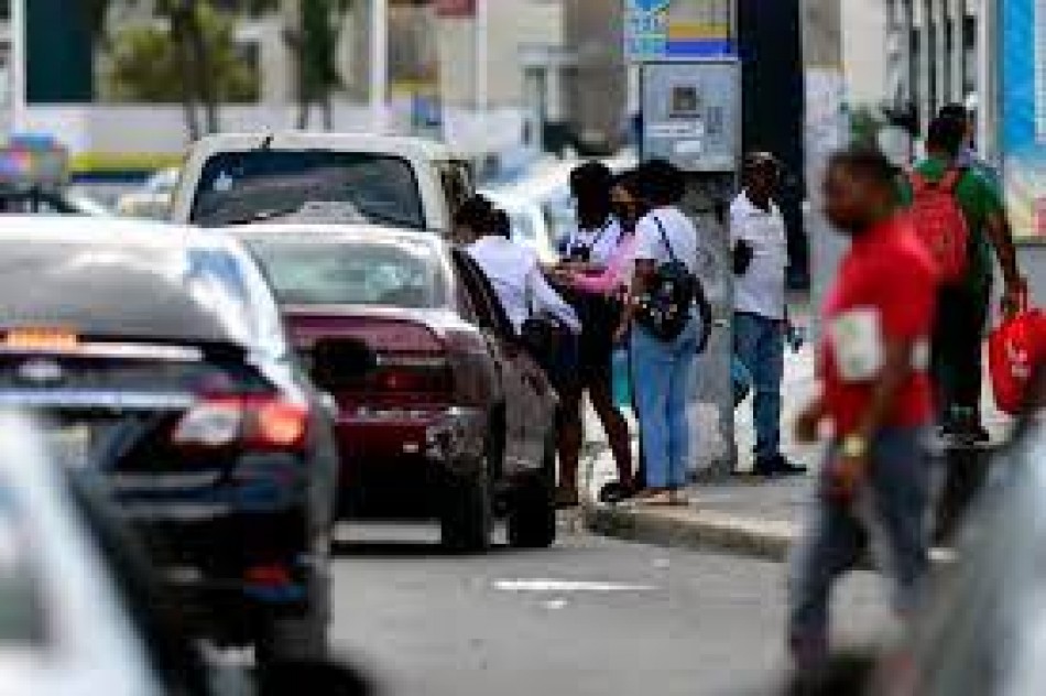 Conatra sancionar&aacute; a los afiliados que permitan laborar a haitianos indocumentados en las rutas