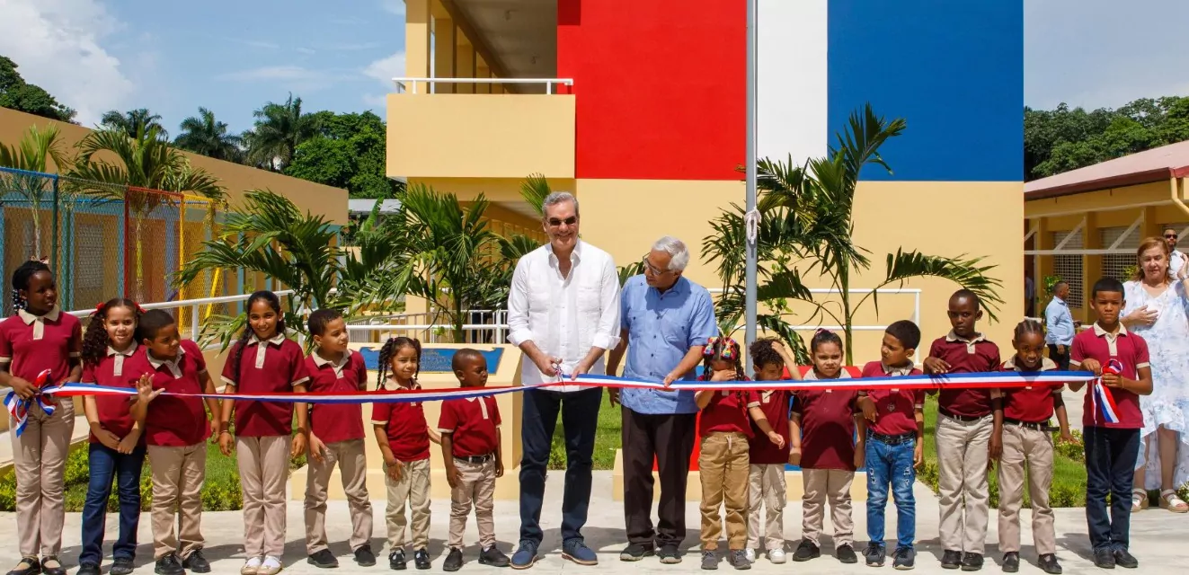 Presidente Luis Abinader entrega Escuela B&aacute;sica y Multiuso en La Vega y Visita Expo-Vega Real 2024 y Laboratorio Biovega