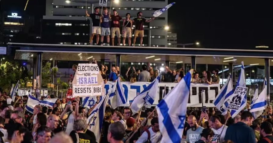 Decenas de miles otra vez protestan contra Netanyahu