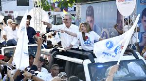 Luis Abinader y Carolina Mej&iacute;a encabezan multitudinaria caravana de cara a las elecciones municipales