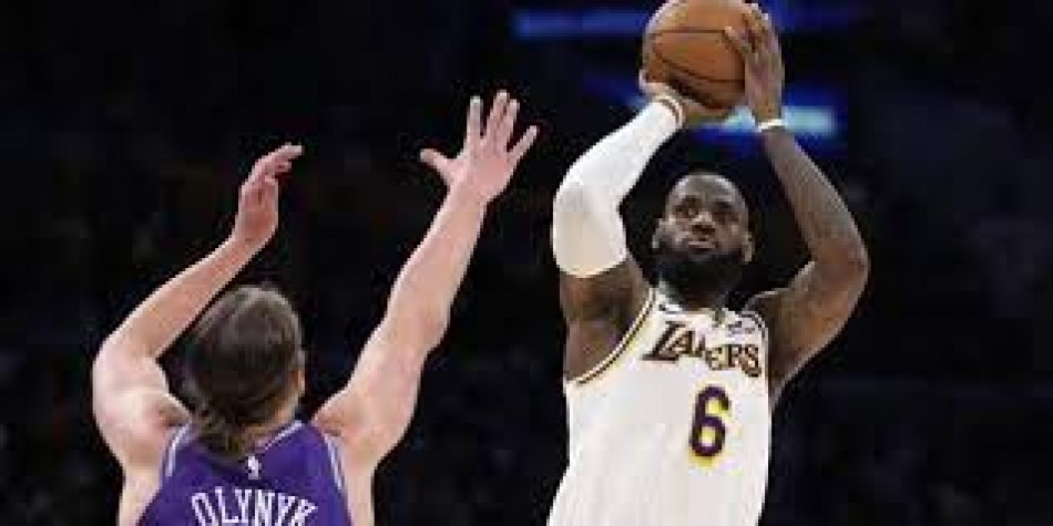 James conecta  38 y Lakers vencen 128-117 a Utah
