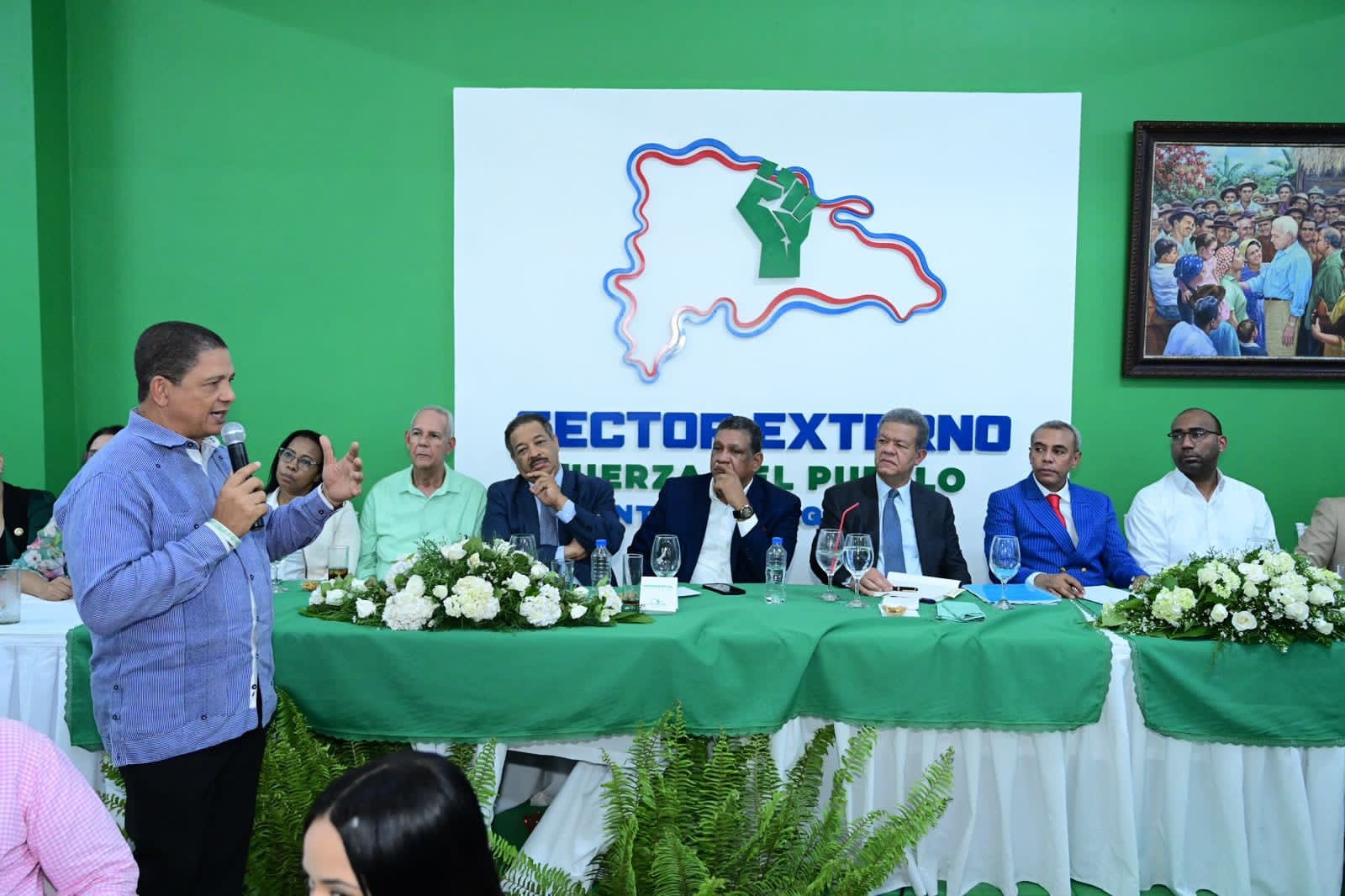 Leonel sostiene encuentros con pastores evang&eacute;licos y coordinares del Sector Externo de la FP en Santo Domingo Este