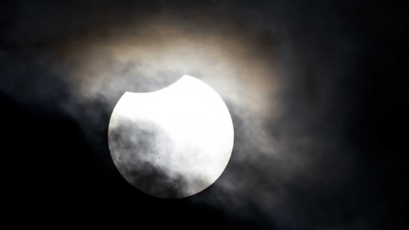 El eclipse solar de hoy ocult&oacute; el 86% del sol en Rusia