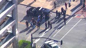 Un hombre mata a tiros a cinco personas en un banco y lo transmiti&oacute; en vivo