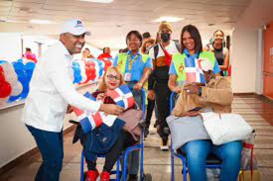 DA recibe dominicanos a ritmo de güira y tambora en el AILA