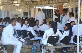Pa&iacute;s tiene que formar m&eacute;dicos de la era moderna