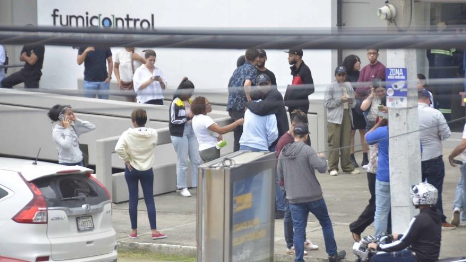 Temblor de tierra provoc&oacute; que santiagueros salieran despavoridos a la calle